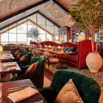 Im obersten Stockwerk des Fyri Resort befindet sich das Hauptrestaurant Liv Bistro, mit einer atemberaubenden Aussicht über die Berge und das Tal.